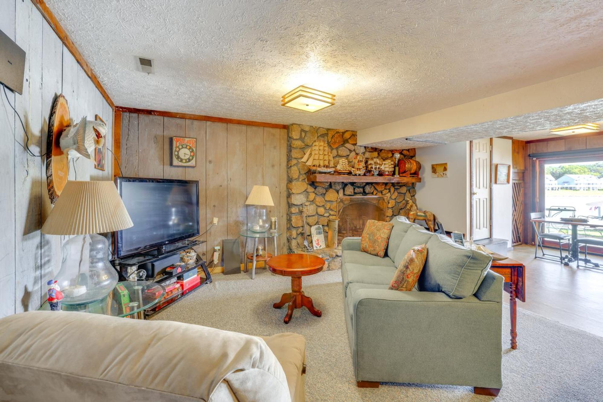 Smith Mountain Lake Retreat With Private Beach! Huddleston Εξωτερικό φωτογραφία